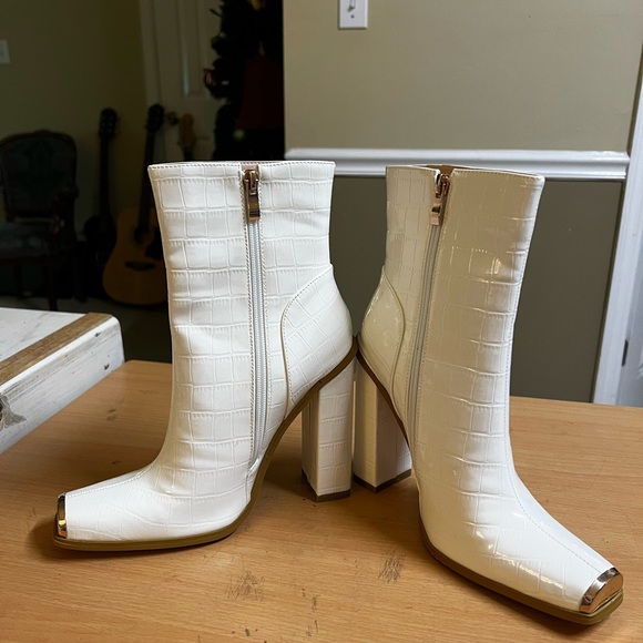 Pretty Little Things White Patent Ankle Boot 7 - Picture 9 of 12